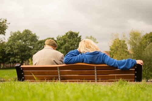 Le donne sono più sedentarie dopo la pensione e anziani sulla panchina.