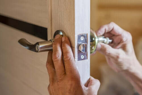 Sistemare il pomello di una porta: come fare?