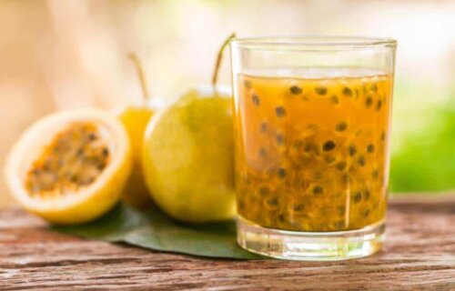 Granita al frutto della passione: succo di maracuja.