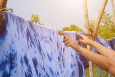 Tingere i vestiti a casa: nuova vita ai nostri capi!