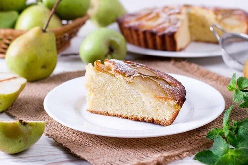 Una fetta di torta di pere.