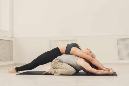Yoga di coppia.