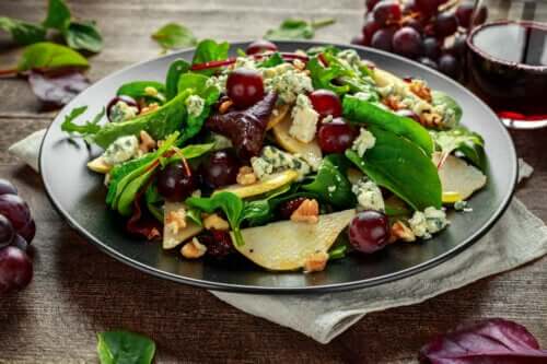 3 ricette salutari di insalata con l'uva.