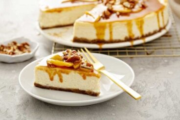 Torta di mele, formaggio cremoso e mandorle