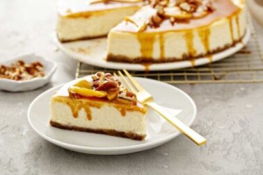 Torta di mele, formaggio cremoso e mandorle