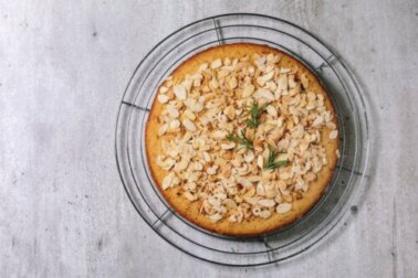 Torta di pane alle mandorle, classica e al caramello