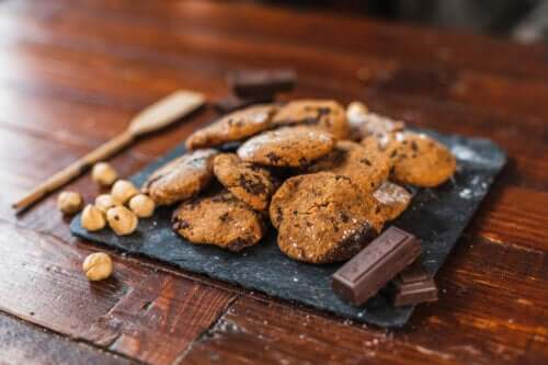 Biscotti con farina di ceci e gocce di cioccolato: due ricette