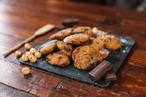 Biscotti con farina di ceci e gocce di cioccolato: due ricette