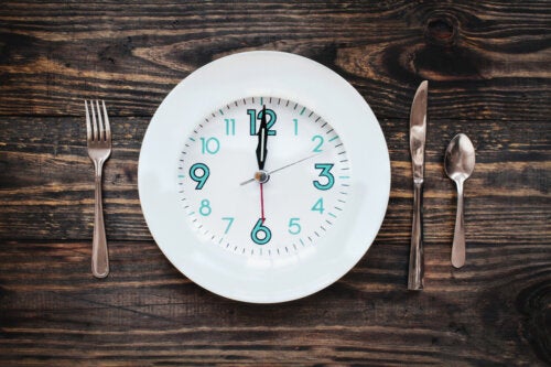 Non mangiare per diverse ore: cosa può succedere?