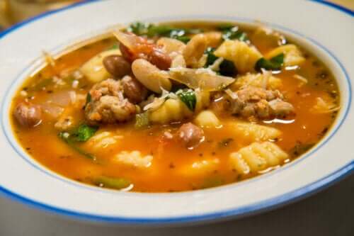 Zuppa toscana con cavolo riccio e salsiccia