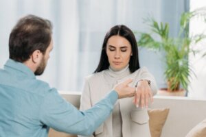 Terapia regressiva: l’ipnosi aiuta a guarire le ferite del passato?
