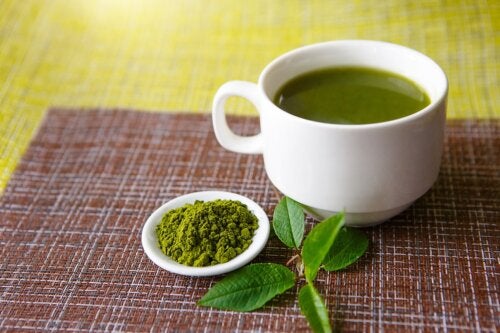 Controindicazioni nel consumo del tè verde: quando è meglio limitarlo?