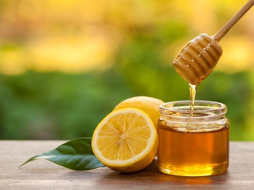 Limone e miele: tutti i benefici di un rimedio naturale e antico
