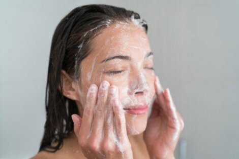 Cura della pelle con un budget limitato: i consigli dell'American Academy of Dermatology