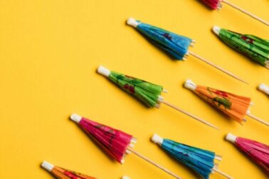 Ombrellini di carta per decorare i cocktail: come realizzarli in casa
