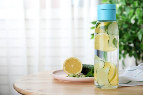 Motivi per cui è salutare bere acqua con cetriolo e limone