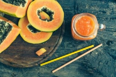 Sgonfiare la pancia e purificare il colon con il frullato di papaia e avena