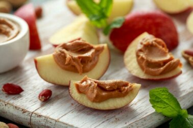 5 spuntini facili e salutari da consumare fuori pasto