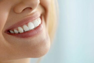 Sbiancare i denti in maniera naturale: 5 rimedi