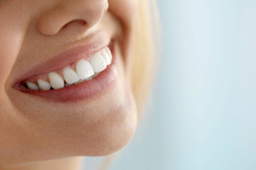Sbiancare i denti in maniera naturale: 5 rimedi