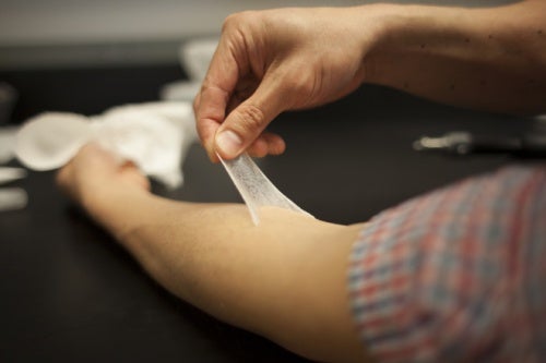 Gli scienziati creano una pelle artificiale “anti-età” contro rughe e imperfezioni