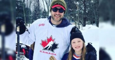 Protegge sua figlia con un abbraccio quando l'aereo si schianta, solo lei sopravvive