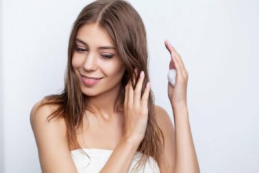 Riparare i capelli bruciati con 5 maschere idratanti e naturali
