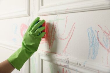 Come rimuovere le macchie di pastello da vestiti e pareti