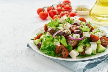 Insalata di lattuga con frutta per un pieno di salute