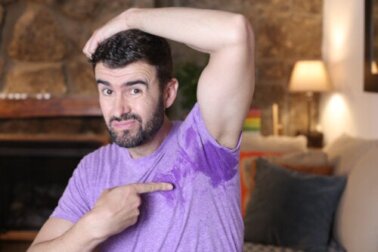 Il trucco di TikTok per eliminare le macchie di sudore dai vestiti colorati