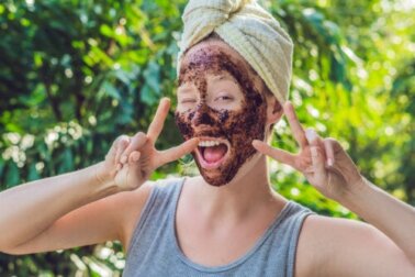 Siero viso alla caffeina per il contorno occhi: quali benefici?