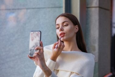 Labbra imbronciate: la popolare tendenza del trucco per le labbra su TikTok