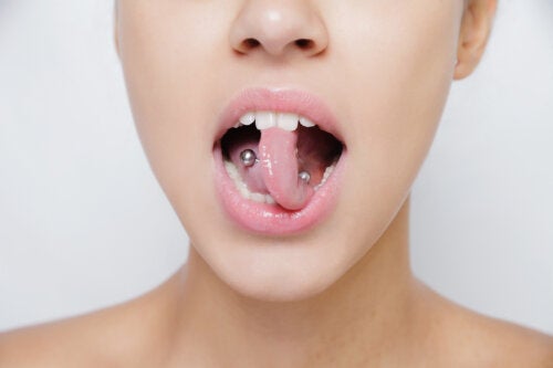 Il piercing alla lingua potrebbe avere conseguenze sulla salute orale