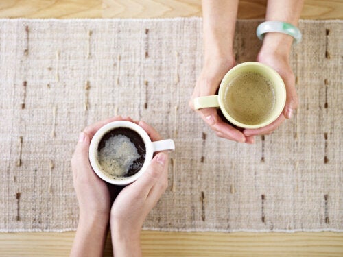 Tè o caffè dopo aver mangiato: fanno bene?