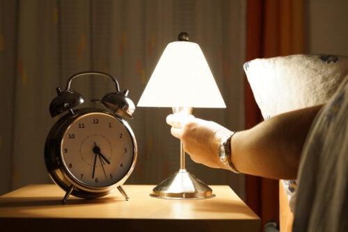 Cos'è il sonno bifasico? Vantaggi e svantaggi