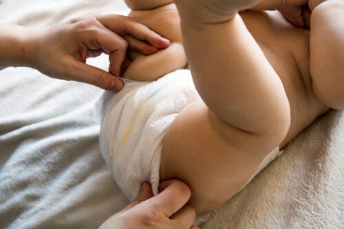 Cosa può cambiare il colore delle feci nei neonati?