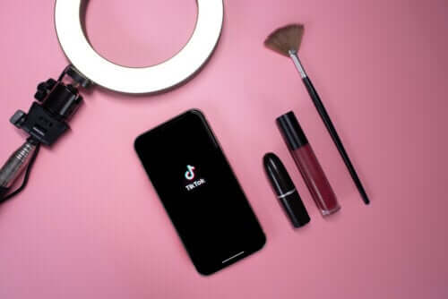 Trucco a uno strato: di cosa tratta questa tendenza di bellezza TikTok?