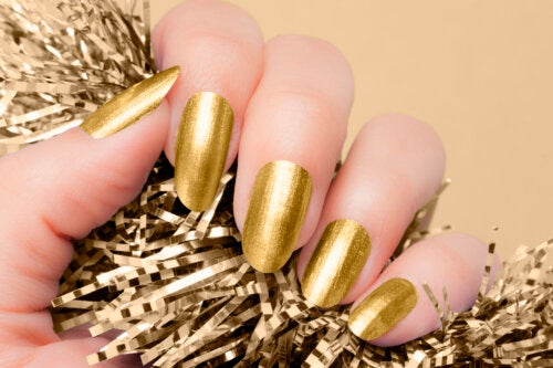 Manicure con foglia oro: come applicarla