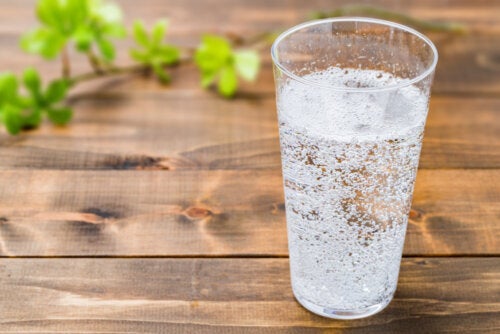 Fa bene bere acqua frizzante tutti i giorni?