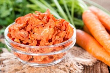 Chips di carote e altre verdure nella friggitrice ad aria