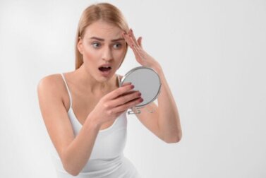 Perché mi vengono i brufoli sulla fronte e come posso liberarmene?