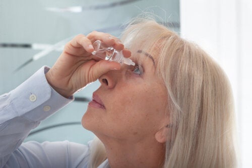 Lacrime artificiali contro la secchezza oculare: come si usano?