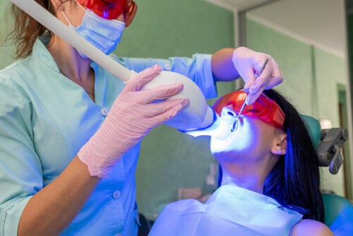 Sbiancamento dentale LED: vantaggi e svantaggi