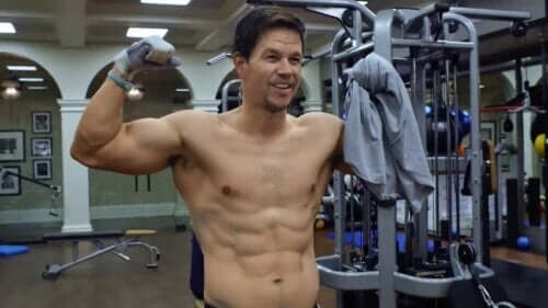 Routine di esercizi per avere braccia come Mark Wahlberg