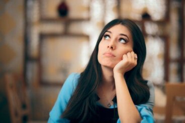 Adulti che non hanno mai avuto un partner: è normale?