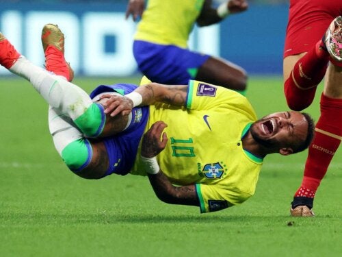 Preoccupazione per l'infortunio di Neymar: può continuare il Mondiale con una distorsione alla caviglia?