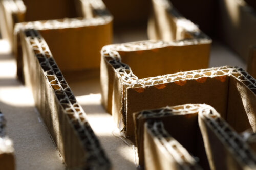 Come creare un labirinto di cartone per i bambini