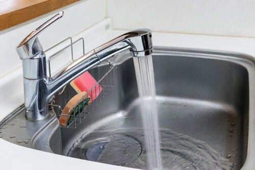 Come pulire il lavandino per evitare i cattivi odori: rubinetto e sifone