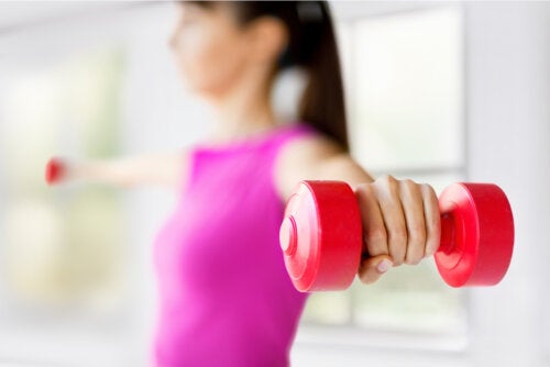 9 esercizi che aiutano ad aumentare le dimensioni del seno