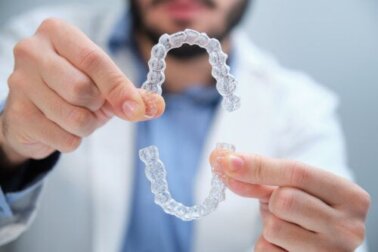 Apparecchio di contenzione dentale: tipi e vantaggi offerti